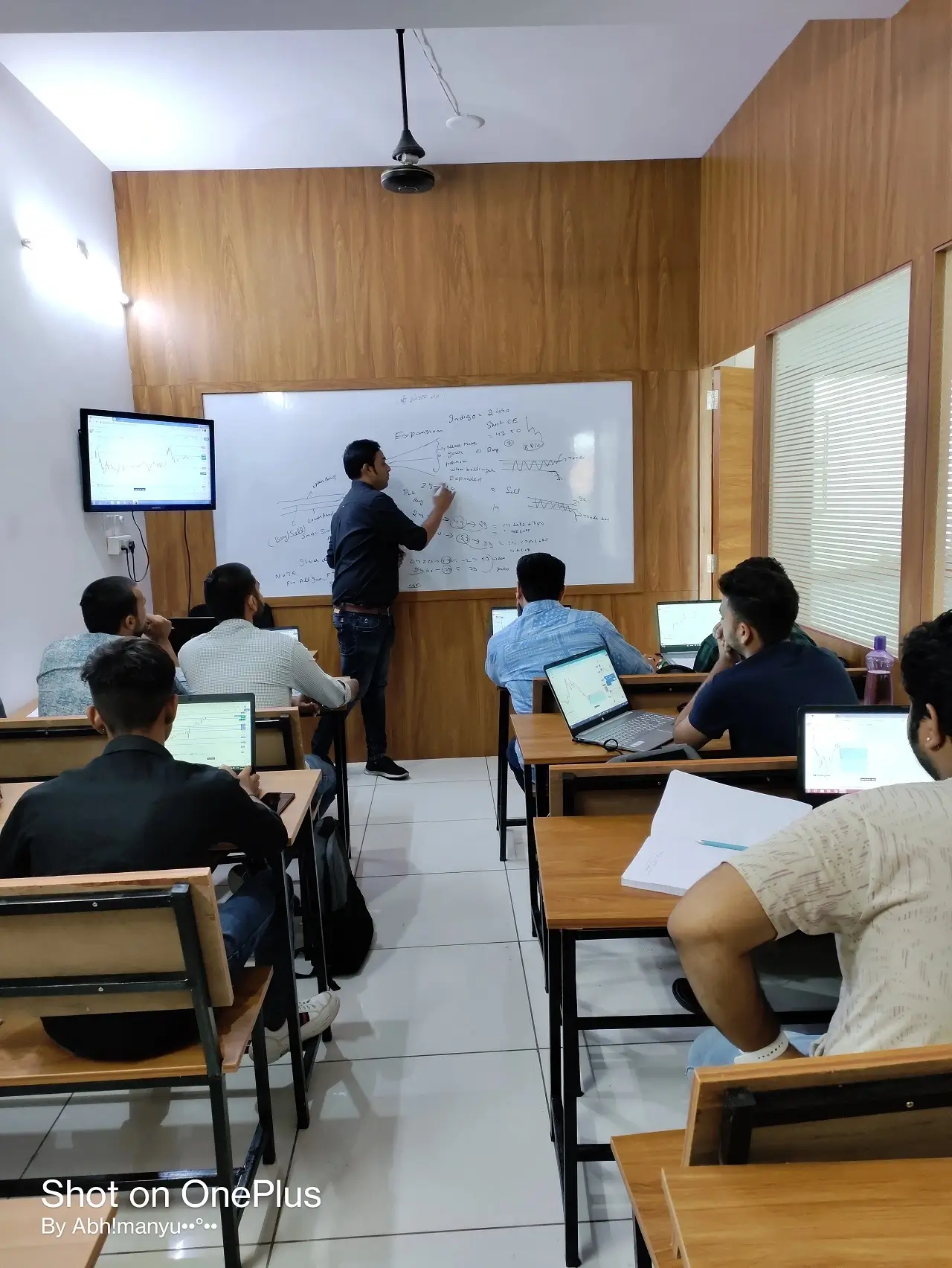 Faculty teaching a batch at Shubh Trading Academy